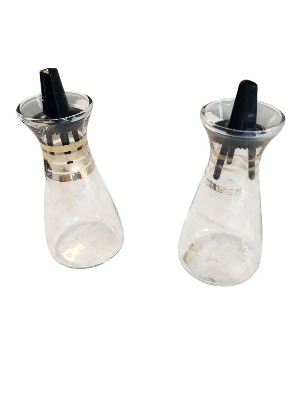 Pyrex Glass Salt / Pepper Shakers Clear Glass 4 Gold Bands Black Plastic Top Mid